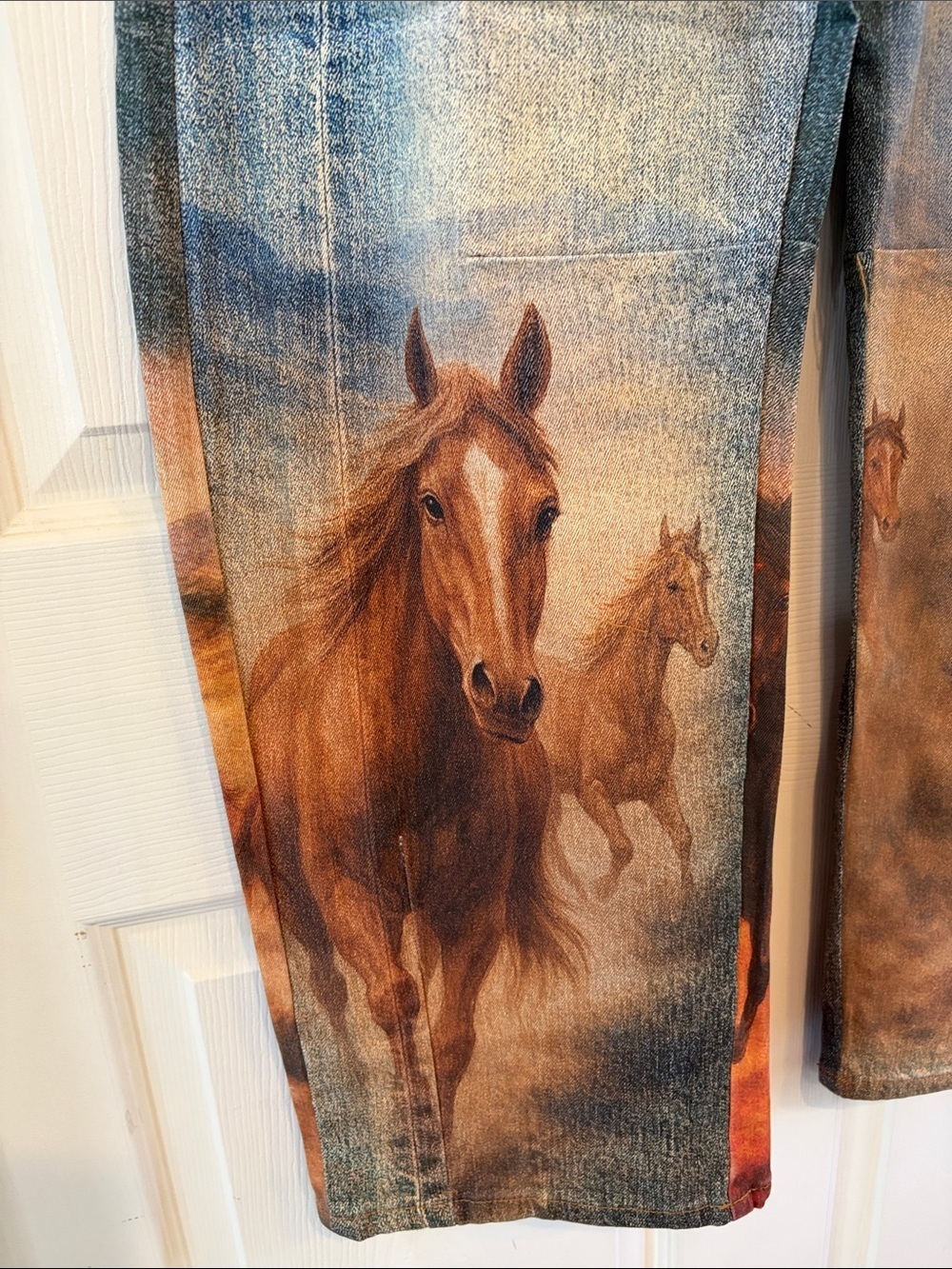 VIBRANTw M.i.U. NWT Blue Barrel Leg Jeans with Brown & Black Horse Print - Picture 5 of 10